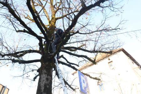 ZAČETEK POSTAVITVE  PRAZNIČNE OKRASITVE PO CERKNICI 02 FOTO LJUBO VUKELIČ